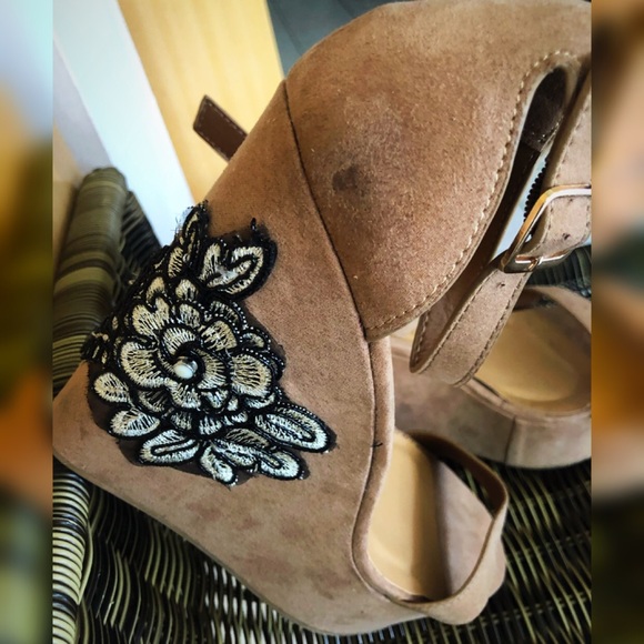 Boho Lily Platforms - Picture 7 of 8